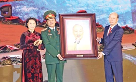 Chủ tịch Quốc hội Nguyễn Thị Kim Ngân tặng bức ảnh Chủ tịch Hồ Chí Minh cho ngành Than Việt Nam và Tổng công ty Than Đông Bắc. Ảnh: Trọng Đức