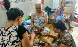 Những người phụ nữ xa lạ ăn chung bữa cơm.