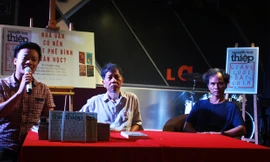 Nguyễn Huy Thiệp (giữa) trong buổi giao lưu với bạn đọc sáng 8/9. Bên trái và bên phải là nhà phê bình Mai Anh Tuấn và Chu Văn Sơn. Ảnh: H.Đ