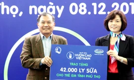 Quỹ sữa Vươn cao Việt Nam trao sữa đến trẻ em nghèo Phú Thọ.