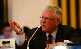 Giáo sư Carl Thayer