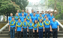 Tài năng trẻ về nguồn báo công