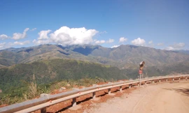 Đường lên Mường Nhé, Mường Tè. Ảnh: Xuân Ba