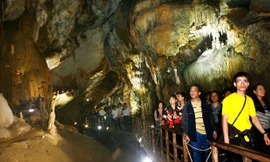 Tham quan động Thiên Đường (Quảng Bình). Ảnh: Hồng Vĩnh