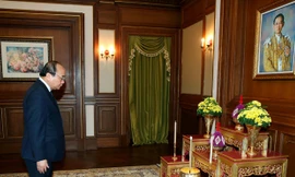 Thủ tướng Nguyễn Xuân Phúc xúc động trước di ảnh của Nhà vua Thái Lan Bhumibol Adulyadej. Ảnh: TTXVN