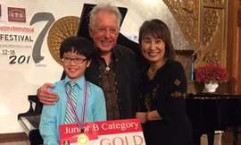 Trưởng ban giám khảo Eduardo Delgado và Giám đốc nghệ thuật Atsuko Seta cùng Cao Hoàng Linh.