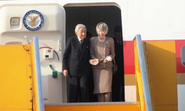 Nhà vua Akihito và Hoàng hậu Michiko xuống sân bay Phú Bài chiều 3/3 để bắt đầu chương trình thăm cố đô Huế. Ảnh: Như Ý