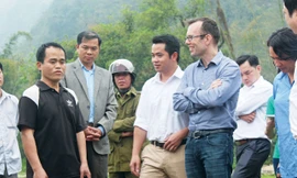 Đại sứ Manning (đeo kính) đến thăm người dân ở huyện Trà Lĩnh.