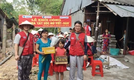 Tổ chức KoCun (Hàn Quốc) hỗ trợ nhà cho mẹ con chị Nguyễn Thị Thu Hà (ở giữa).