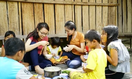 Bữa cơm chứa đựng tình cảm mà các thí sinh HHVN dành cho các em nhỏ ở làng Canh Giao.