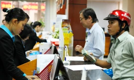 Có trường hợp cơ quan hải quan vẫn bắt doanh nghiệp nộp hồ sơ giấy. Ảnh: Đức Huy