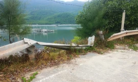 Thiết bị hộ lan bảo đảm an toàn giao thông đường trăm tỷ tây đầm Lập An (TT-Huế) bị hỏng hóc, mất cắp lâu ngày nhưng chưa được duy tu, thay thế kịp thời.