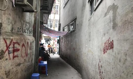 Ngõ vào, bãi gửi xe, các tòa nhà san sát nhau tại chung cư Đại Đồng (ngõ Đại Đồng, Khâm Thiên, Hà Nội).