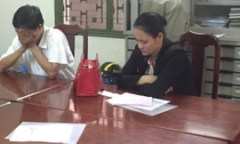 Hai đối tượng Lương Thị Tường Vy và Nguyễn Quang Vinh được phóng viên báo Tiền Phong “áp tải” về Công an phường 7, quận 3 (TPHCM) để làm rõ. Ảnh: Lê Nguyễn