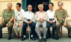 Ông Ba Quốc (Đặng Trần Đức), Lê Hữu Thúy, Trần Hiệu, Mười Hương, Phạm Xuân Ẩn, Vũ Chính (từ phải sang).