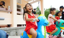 Các em nhỏ háo hức trước những trò chơi mới.