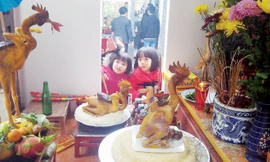 Gà tế lễ được tạo dáng với nhiều tư thế khác nhau