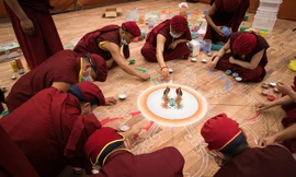  Hậu trường tạo tác Mandala từ ngọc và đá quý. Sàn đặt tranh được lát bằng gỗ hương đỏ. Ảnh: Vô Úy.