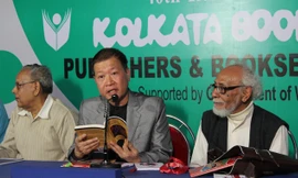 Nhà văn Hồ Anh Thái đọc sách trước công chúng. Ảnh: Trịnh Hải Phương