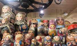 Bộ búp bê hình ông già ở hàng dưới gồm 5 con có giá 22.000 rúp (khoảng 8 triệu đồng). Ảnh: N.P