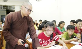 Suốt 10 năm trời, thầy Thích Thanh Lương dạy học miễn phí cho hàng ngàn học trò. Ảnh: Thanh Trần