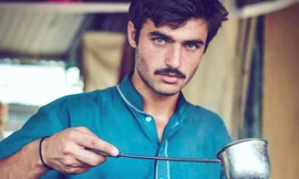 Chàng trai bán trà thành người mẫu