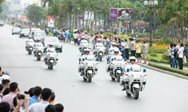 Lực lượng CSGT cùng đặc vụ dẫn đoàn Tổng thống Obama trên đường Nguyễn Chí Thanh-Hà Nội sáng ngày 23/5. Ảnh: Như Ý