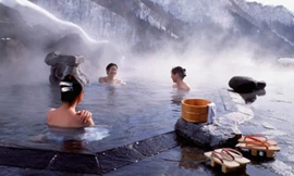 Tắm khỏa thân Onsen ở bể ngoài trời. Ảnh: Japantourism
