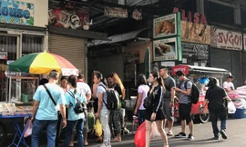 Khách du lịch xếp hàng dài vào thưởng thức món ăn đường phố.