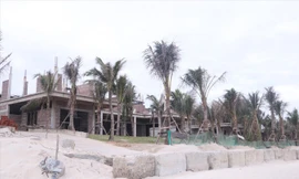 Dự án Khu du lịch biển The Song Đà Nẵng lấn cả bãi biển công cộng. Ảnh: Nguyễn Thành. 