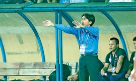 HLV Miura phải gánh vác thêm trách nhiệm ở CLB TPHCM sau khi Lê Công Vinh bất ngờ chia tay. Ảnh: VSI.