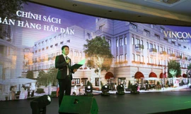 Đại diện kinh doanh giới thiệu về Nhà phố thương mại Vincom Shophouse Thái Bình.