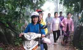 Chị Võ Thị Hồng Thắm đang chở khách. Ảnh: Hòa Hội