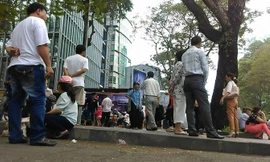 Hàng ngày có rất đông người đến làm hồ sơ, vào phỏng vấn ở Lãnh sự quán Mỹ tại TPHCM