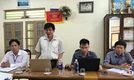 Ông Võ Vĩnh Hào cùng các chuyên viên của Phòng Giáo dục huyện Lệ Thủy trong một lần làm việc với PV Tiền Phong.