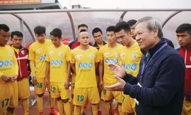 HLV Lê Thuỵ Hải động viên các cầu thủ trước trận đấu. Ảnh: VSI