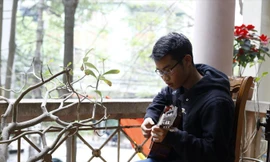 Ngoài Hóa học, chơi đàn cũng là 2 niềm đam mê của Hiếu. Ảnh: Như Ý.