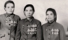 Bà Đinh Thị Vân (giữa) trong đợt phong tặng danh hiệu AHLLVT năm 1970.