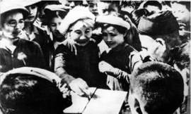 Nhân dân Hà Nội bỏ phiếu bầu Quốc hội khóa 1, năm 1946. Ảnh: TL