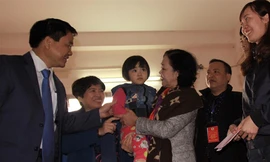 Bà Trương Thị Mai, Trưởng Ban Dân vận T.Ư và ông Nguyễn Đức Chung, Chủ tịch UBND thành phố Hà Nội thăm hỏi, động viên gia đình công nhân tại khu công nghiệp Bắc Thăng Long.