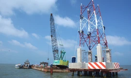 Liên danh nhà thầu gồm Công ty CP Cơ khí Kiên Giang và Công ty Cienco1 đang triển khai đóng móng cọc trụ điện của đường dây 110 kV vượt biển.