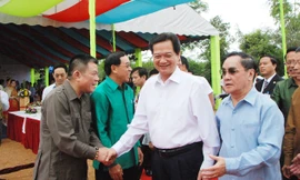 Thủ tướng Lào Thoongxin Thamavong (bìa phải) và Thủ tướng Nguyễn Tấn Dũng tại Lễ khởi công
