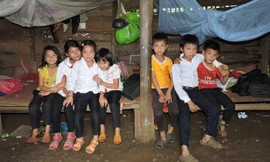 7 học sinh sống chật chội trong căn nhà nhỏ.