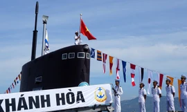 Quốc kỳ Việt Nam và cờ Hải quân đang được treo lên tháp tàu ngầm 185 – Khánh Hòa. Ảnh: Nguyễn Đình Quân