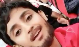 Nữ gắn thêm râu ria để giả nam.