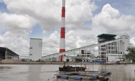 Người dân nuôi cá cạnh nhà máy giấy. Ảnh: Hòa Hội