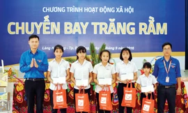 Đại diện Vietnam Airlines và Jetstar Pacific trao tặng các suất học bổng và phần quà cho các em tại Làng Hy Vọng