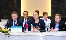 Nghị sỹ Yelena Olegovna Serova (giữa) trong một phiên họp tại Hội nghị thường niên lần thứ 26 Diễn đàn Nghị viện châu Á - Thái Bình Dương. Ảnh: TTXVN.