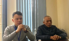 Hai cán bộ phụ trách xây dựng, địa chính trong buổi làm việc tại phường hôm 9/2/2018. (Bên phải là ông Cường, bên trái ông Quân).