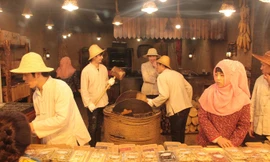 Trước khi mua các loại thức ăn, du khách được vào bếp xem toàn bộ quá trình chế biến. Trong ảnh: Một tiệm làm bánh tại chợ ẩm thực thành phố Tây An đưa cả gian bếp ra phía trước để du khách tiện theo dõi​. Ảnh: Thanh Trần.